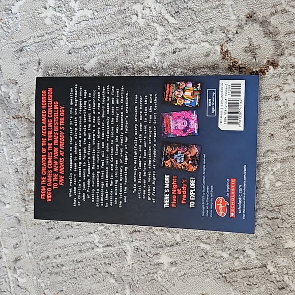 Five Nights at Freddy's- the Fourth Closet graphic novel - Picture 2 of 7